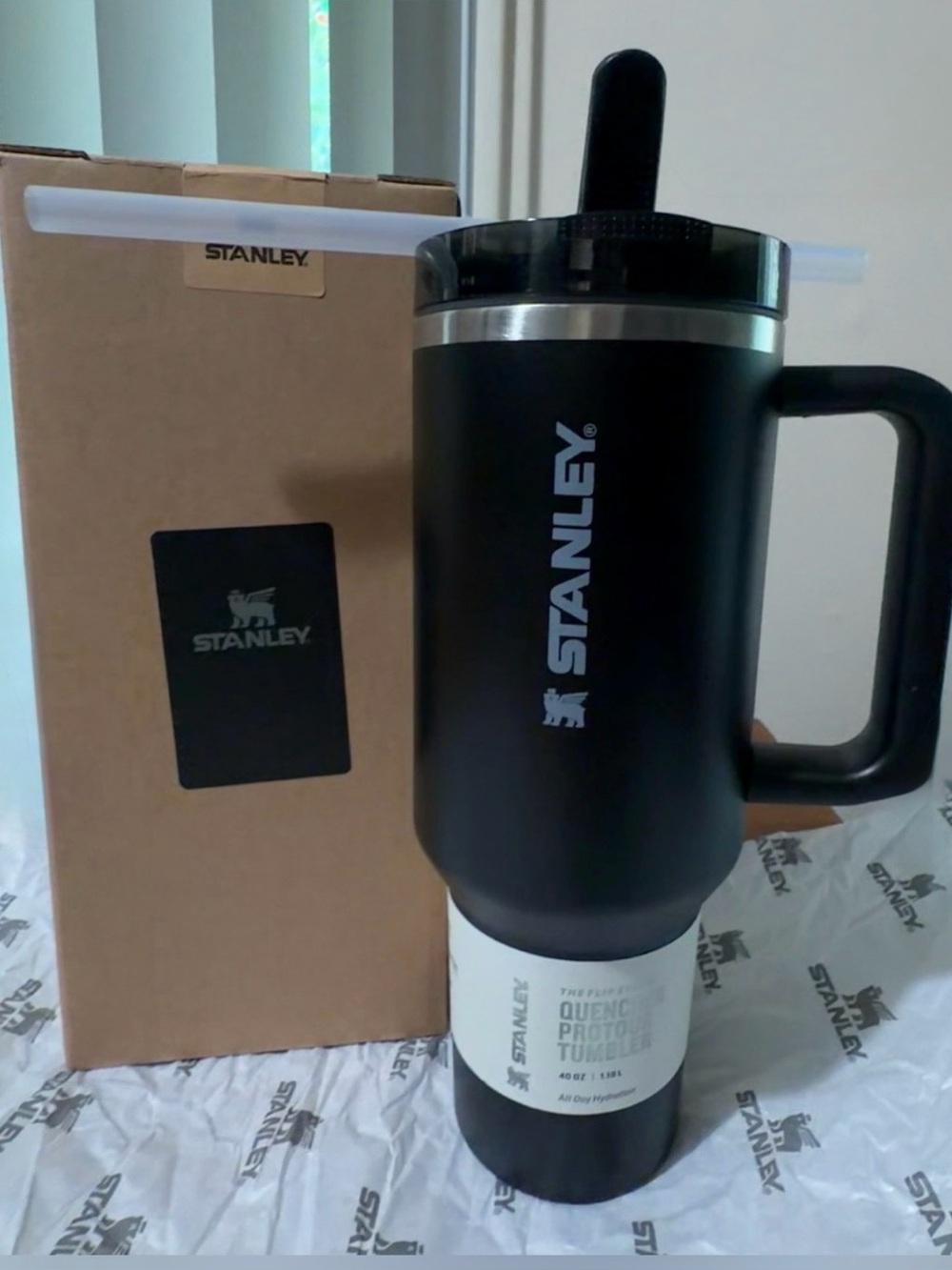 White/Silver Trim The Quencher ProTour Flip Straw 40 OZ - NWT 🖤🩶